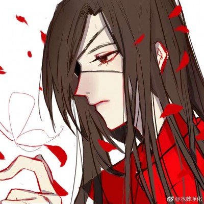 项羽雕像前摆了三个足球